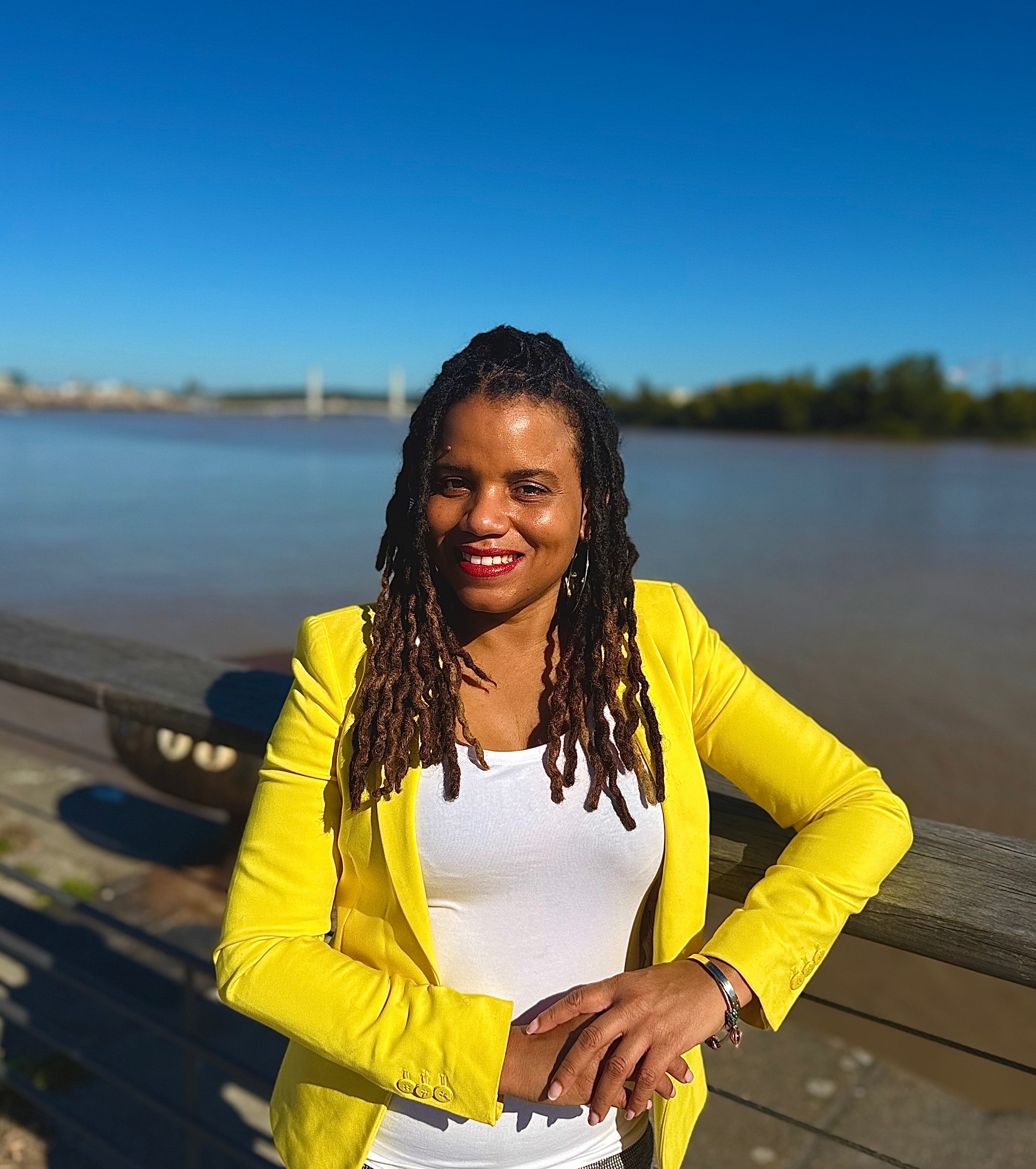 fondatrice de Conaturel, marque de soins capillaires naturels pour locks et cheveux afro et bouclés