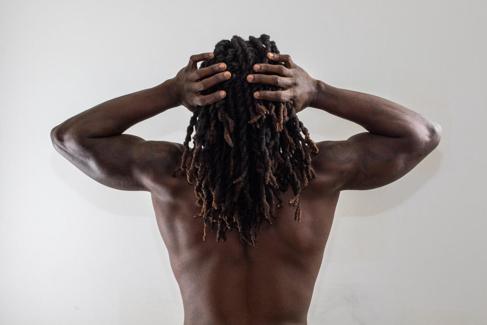 Homme avec locks naturelles épaisses vue de dos
