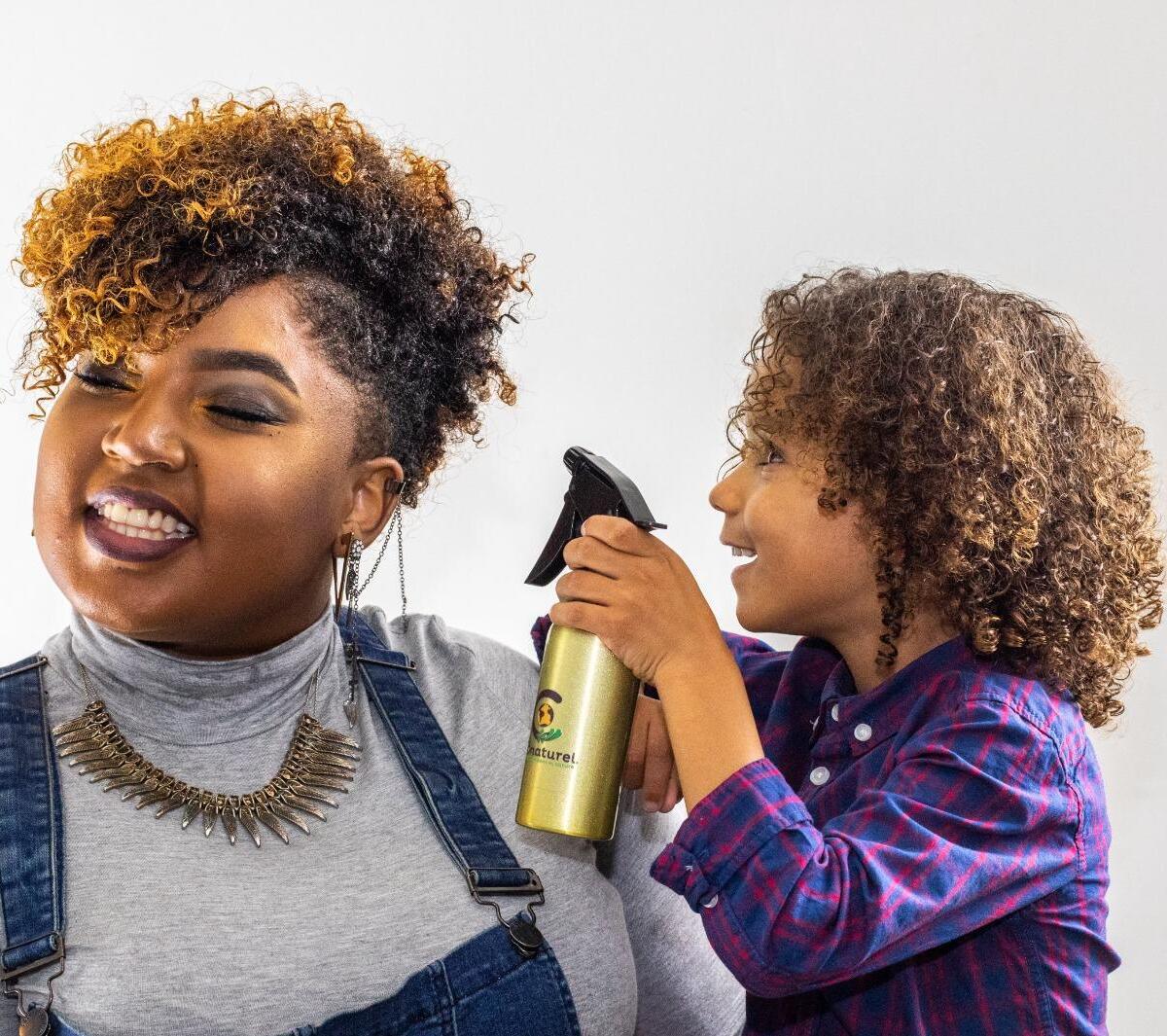 Routine capillaire naturelle pour locks, cheveux afro et bouclés – spray hydratant Conaturel utilisé en famille
